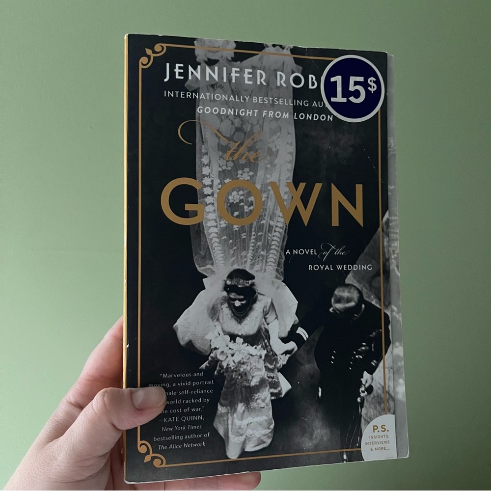 📚4/25$📚 
The Gown Book by Jennifer Robson